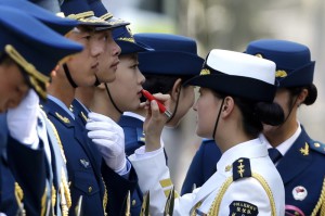 Lippenstift und Bajonett – Chinesinnen in der Ehrengarde