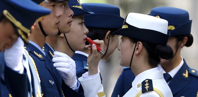 Lippenstift und Bajonett – Chinesinnen in der Ehrengarde